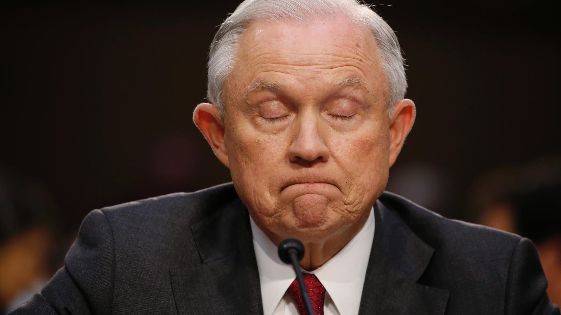 Für Jeff Sessions scheint die Zeit als US-Justizminister abzulaufen. Dabei könnte er ein Bauernopfer Trumps im Fall der Russland-Affäre werden. Für Jeff Sessions scheint die Zeit als US-Justizminister abzulaufen. Dabei könnte er ein Bauernopfer Trumps im Fall der Russland-Affäre werden.