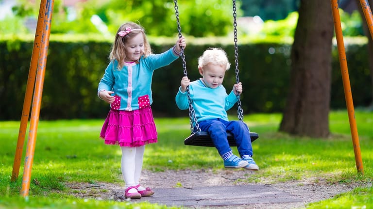 Für Eltern ist es hilfreich, klare und einfache Regeln mit ihren Kindern zu vereinbaren. Auf dem Spielplatz sollten die Kinder zum Beispiel immer in Sichtweite sein.