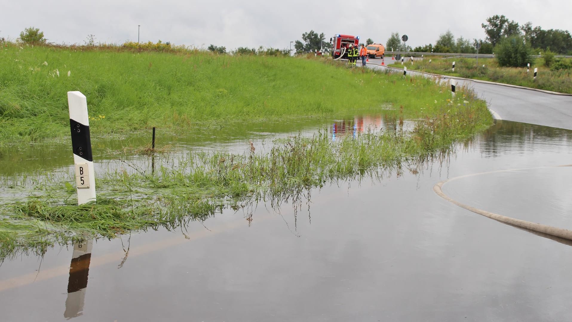 Bei Brieselang-Zeestow in Brandenburg steht die Auffahrt zu einer Bundesstraße unter Wasser.