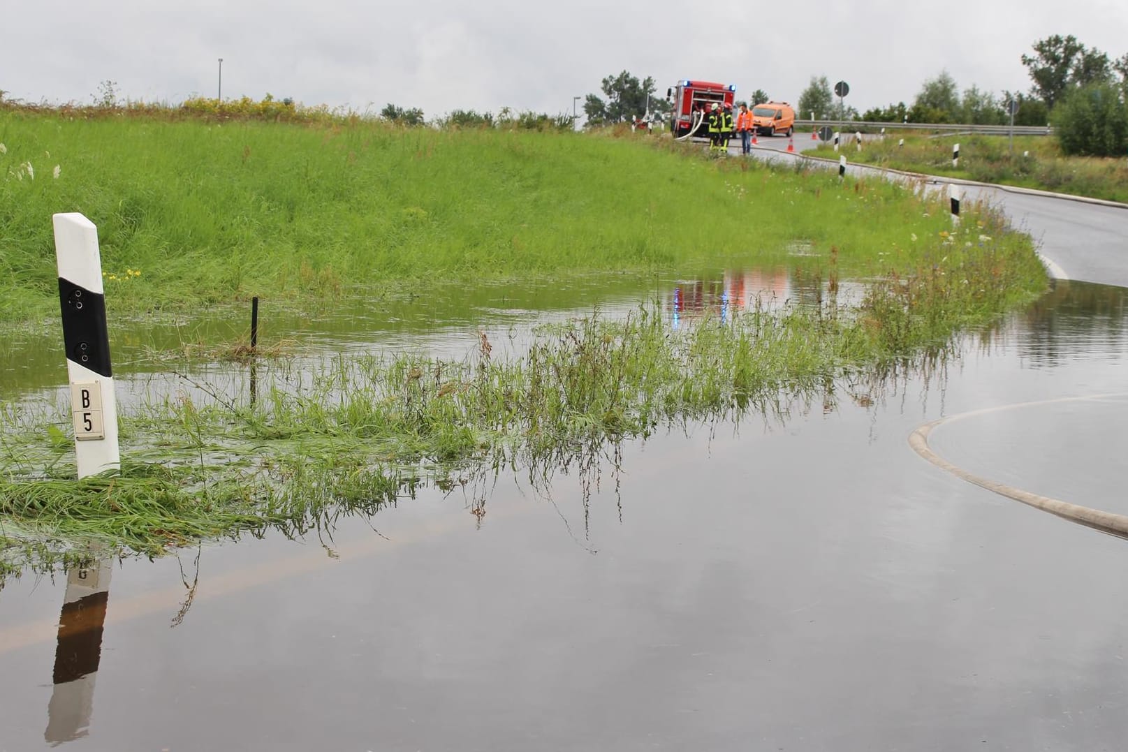 Bei Brieselang-Zeestow in Brandenburg steht die Auffahrt zu einer Bundesstraße unter Wasser.