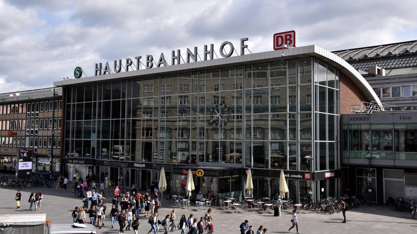 Am Kölner Hauptbahnhof schubste der Mann die Amerikanerin gegen eine einfahrende Straßenbahn.
