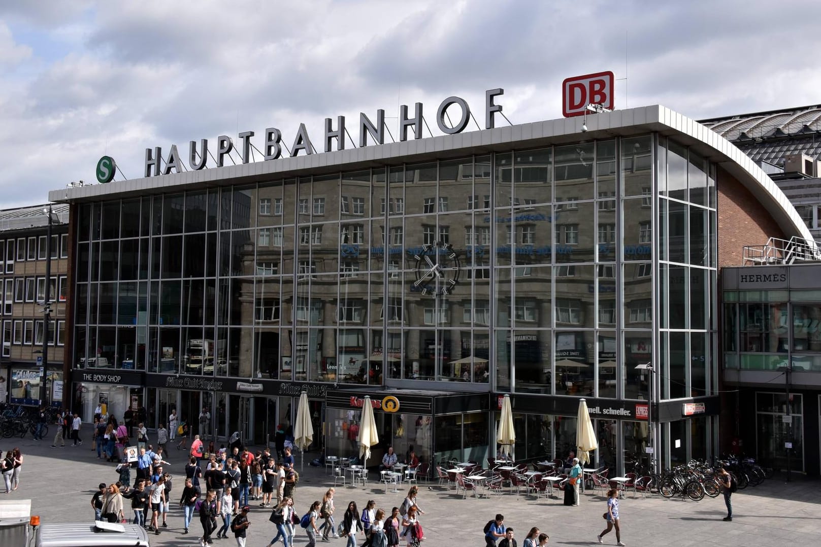 Am Kölner Hauptbahnhof schubste der Mann die Amerikanerin gegen eine einfahrende Straßenbahn.