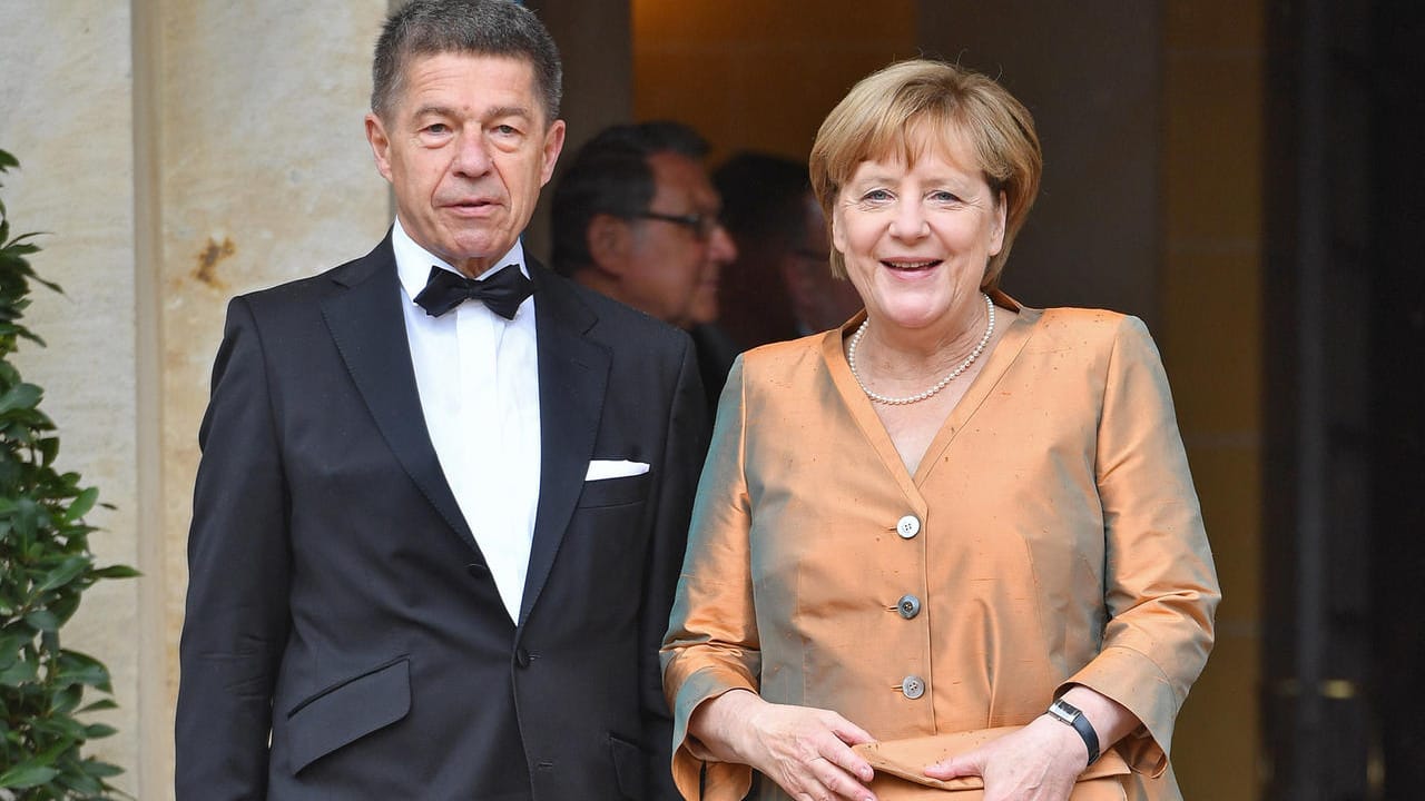 Angela Merkel strahlte in einem goldenen Kleid, Ehemann Joachim Sauer trug einen klassischen Anzug.