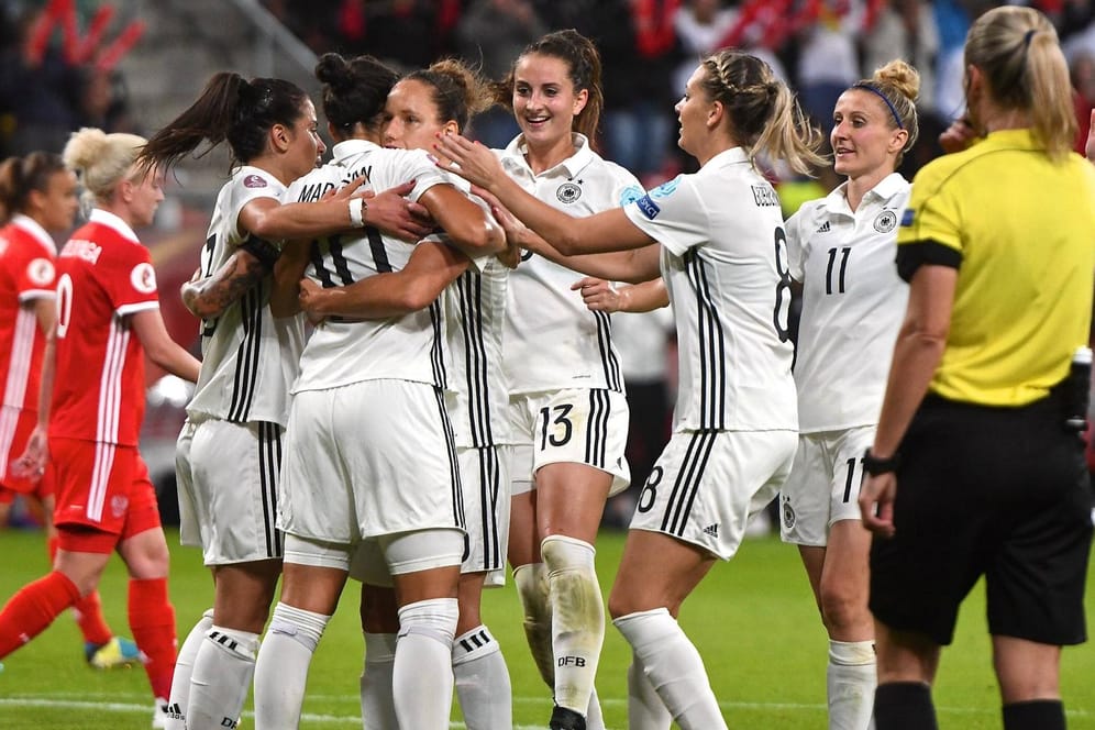 Das deutsche Team feiert den Sieg gegen Russland und den Einzug ins EM-Viertelfinale.