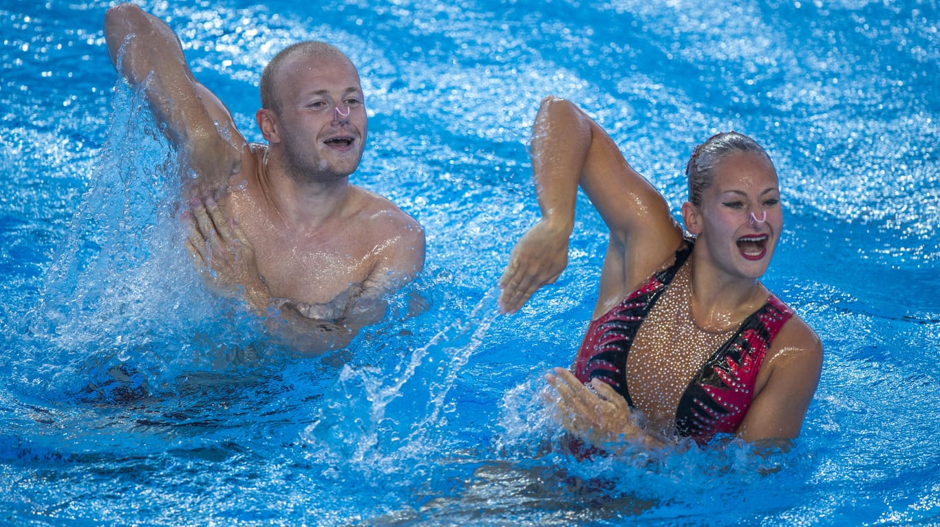 Synchronschwimmer Niklas Stoepel mit seiner Partnerin Amélie Ebert bei der Weltmeisterschaft in Budapest.