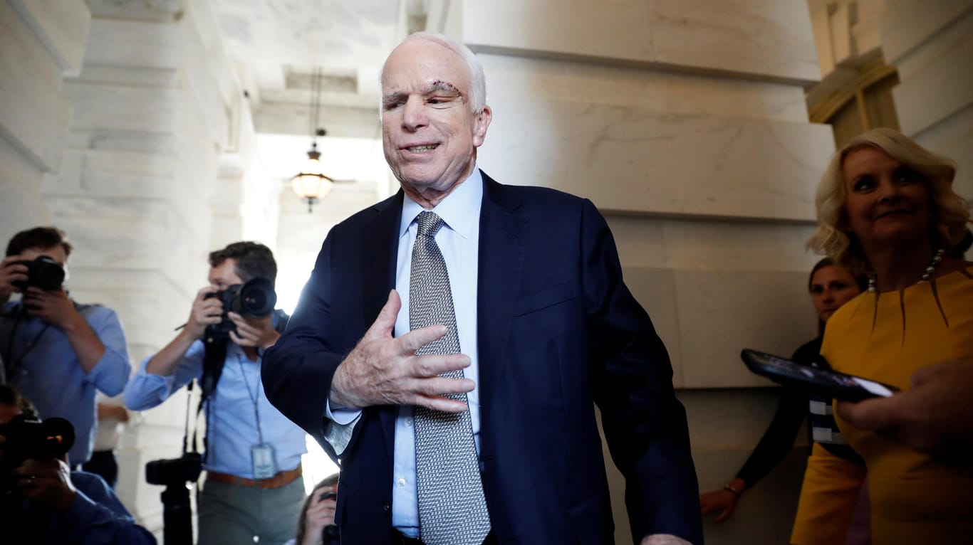 Senator John McCain kam trotz deutlich sichtbarer Narben von einer Tumoroperation zur Abstimmung nach Washington.