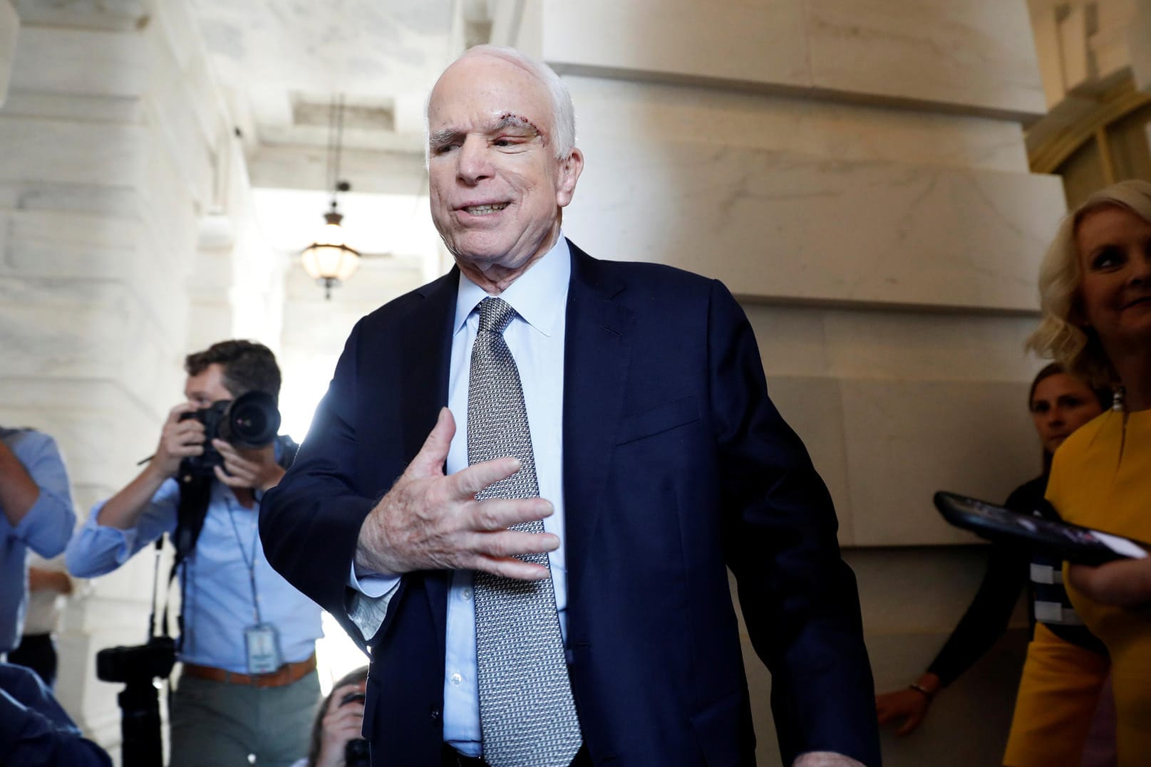 Senator John McCain kam trotz deutlich sichtbarer Narben von einer Tumoroperation zur Abstimmung nach Washington.