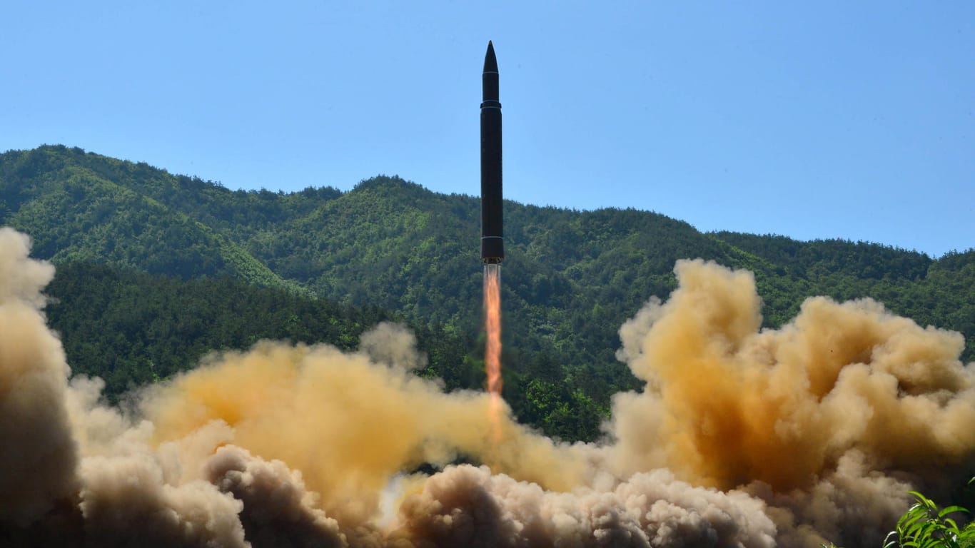 Das undatierte Foto zeigt angeblich den erfolgreichen Start der Hwasong-14 Rakete. Hierbei soll es sich um den ersten erfolgreichen Interkontinentalraketen-Test des Landes gehandelt haben.
