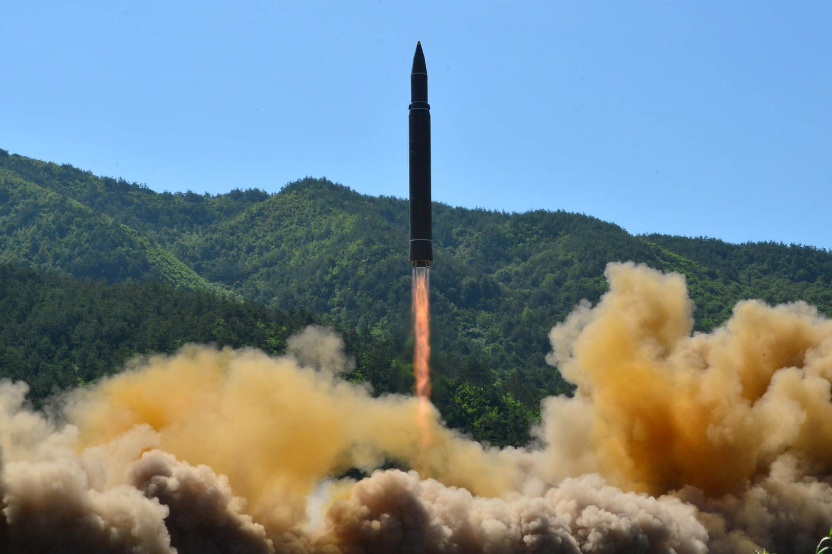 Das undatierte Foto zeigt angeblich den erfolgreichen Start der Hwasong-14 Rakete. Hierbei soll es sich um den ersten erfolgreichen Interkontinentalraketen-Test des Landes gehandelt haben.