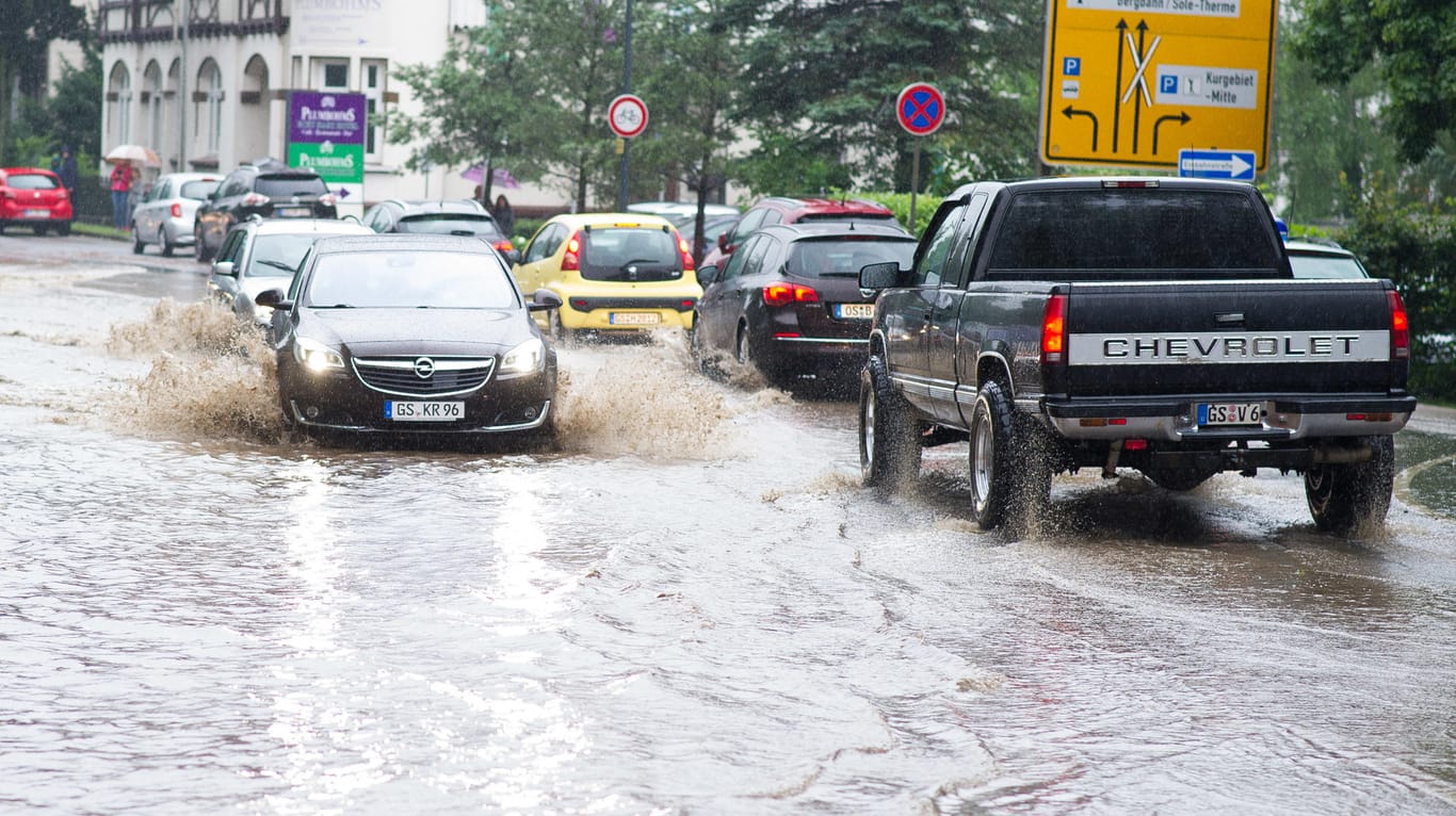 Überflutete Straßen am Dienstag in Bad Harzburg in Niedersachsen.