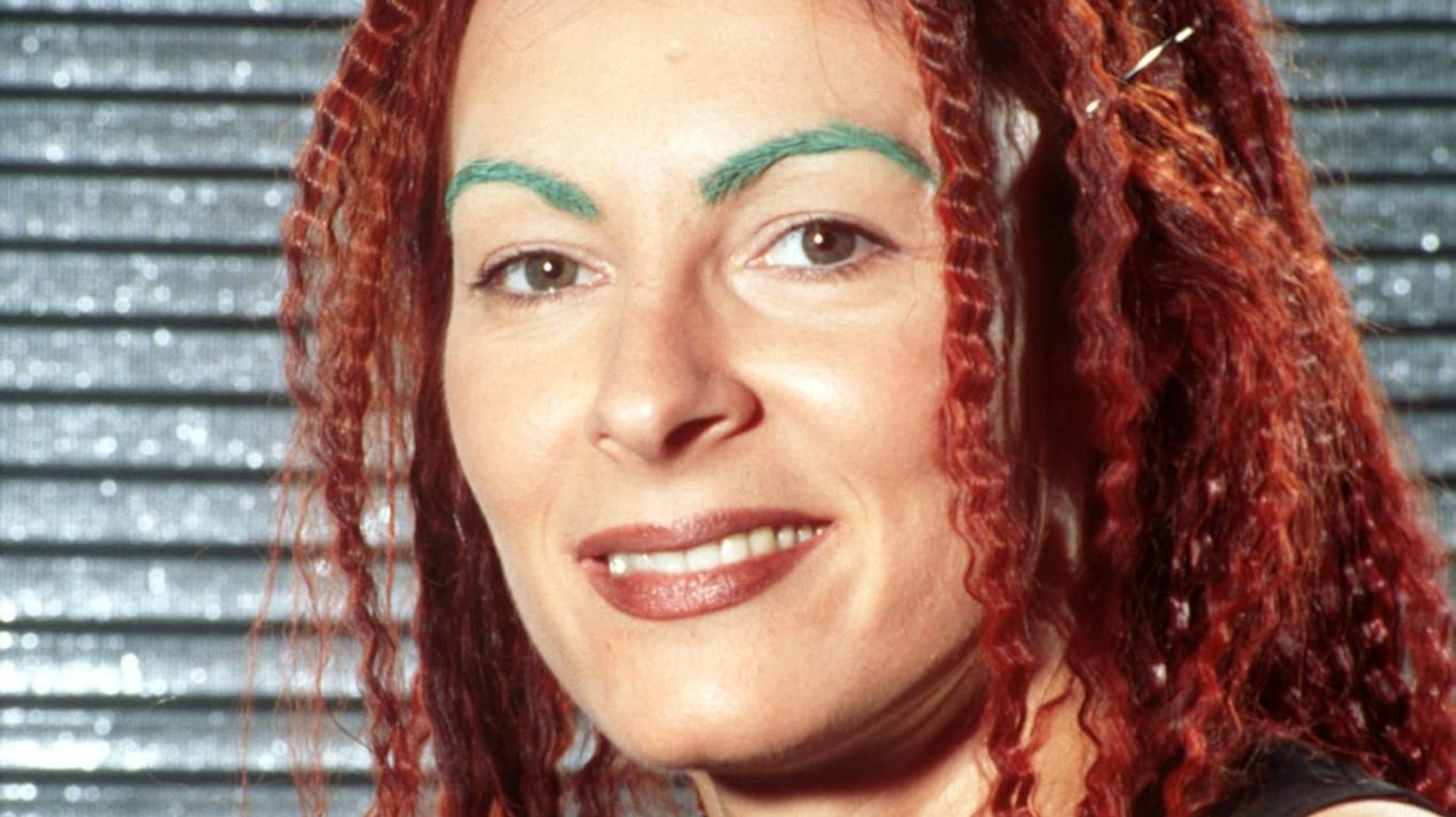 Marusha ist mit roten Haaren und grünen Augenbrauen bekannt geworden.