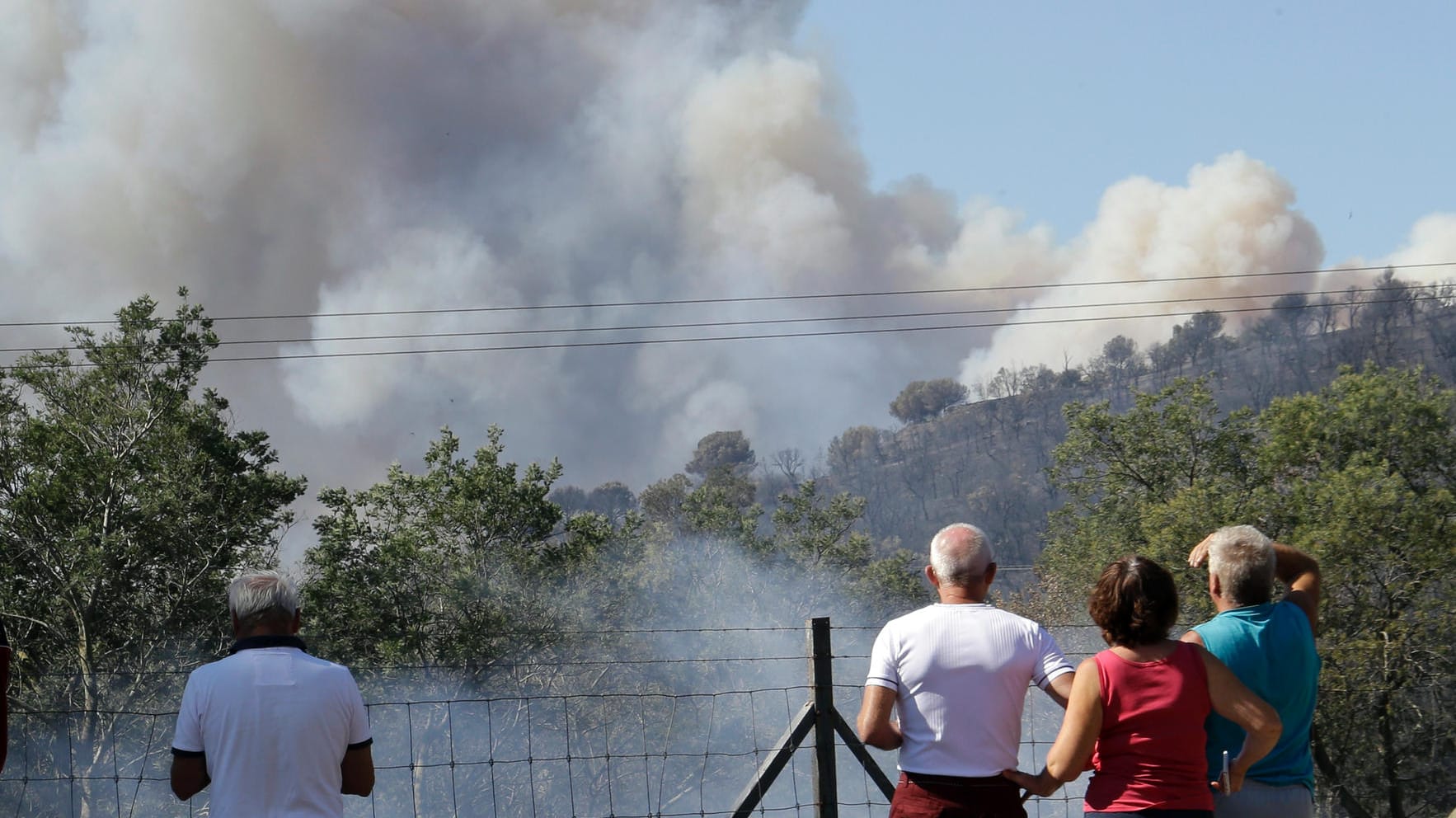 Tausende Feuerwehrleute sind im Einsatz, um die zahlreichen Brände in der französischen Riviera zu löschen. Tausende Feuerwehrleute sind im Einsatz, um die zahlreichen Brände in der französischen Riviera zu löschen.