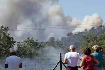 Tausende Feuerwehrleute sind im Einsatz, um die zahlreichen Brände in der französischen Riviera zu löschen.