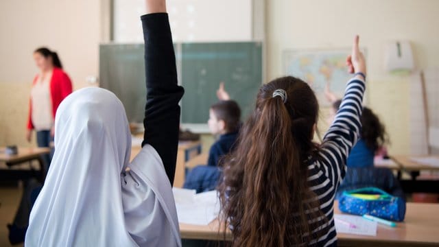 Hilfslehrer mit eigener Fluchtgeschichte könnten einer Studie zufolge geflüchteten Kindern eine große Hilfe in der Schule sein. Hilfslehrer mit eigener Fluchtgeschichte könnten einer Studie zufolge geflüchteten Kindern eine große Hilfe in der Schule sein.