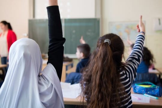 Hilfslehrer mit eigener Fluchtgeschichte könnten einer Studie zufolge geflüchteten Kindern eine große Hilfe in der Schule sein.