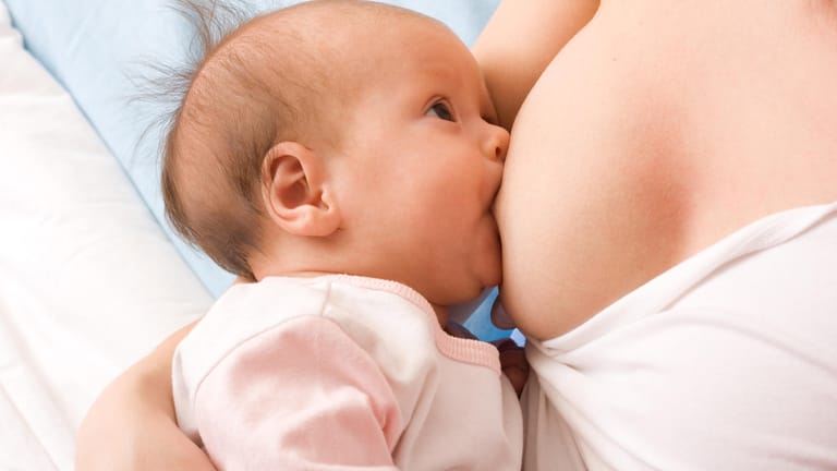 Babys finden die Brust ihrer Mutter auch ohne Hilfe.