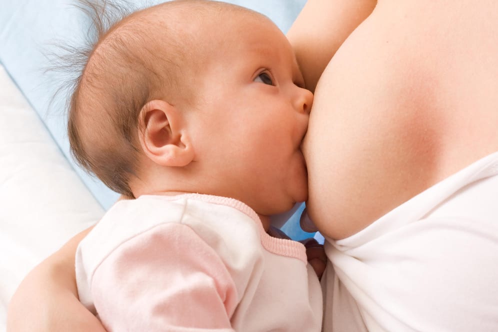 Babys finden die Brust ihrer Mutter auch ohne Hilfe.