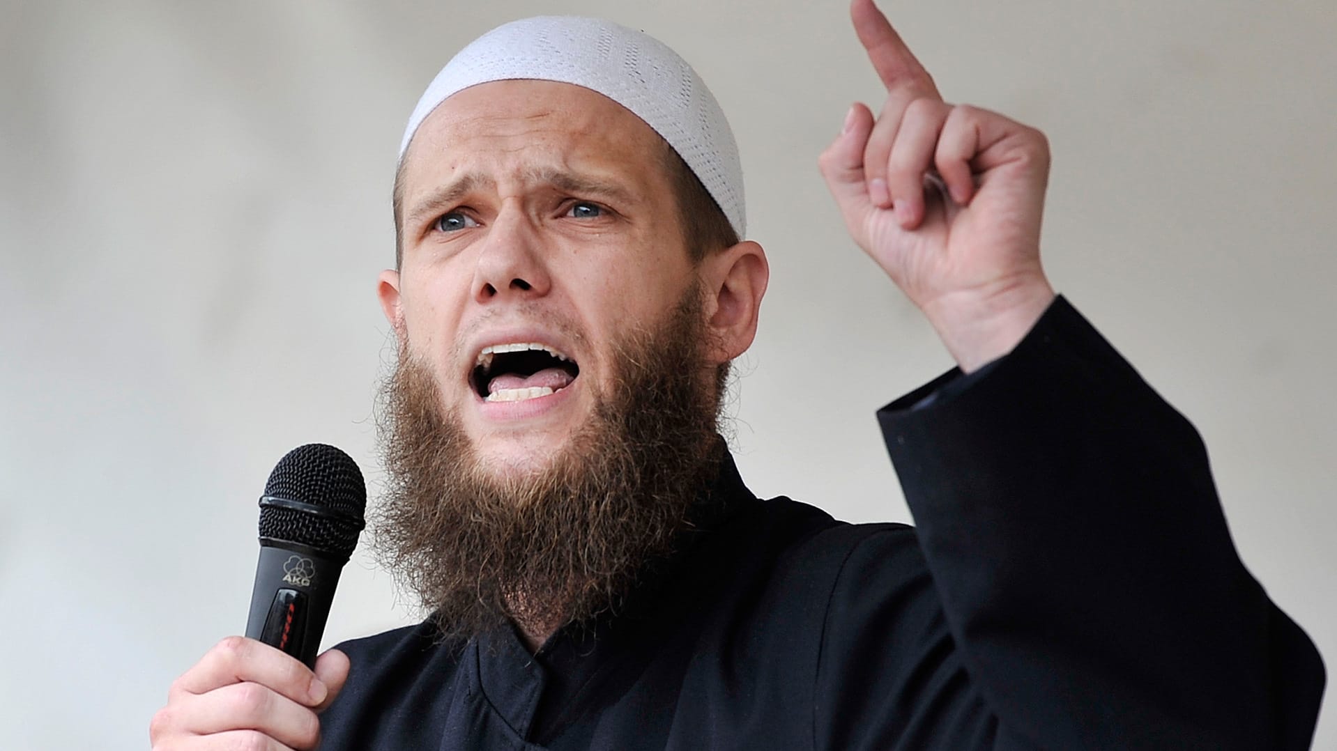 Der Salafistenprediger Sven Lau alias Abu Adam muss wegen Unterstützung einer Terrororganisation eine Haftstrafe verbüßen. Der Salafistenprediger Sven Lau alias Abu Adam muss wegen Unterstützung einer Terrororganisation eine Haftstrafe verbüßen.