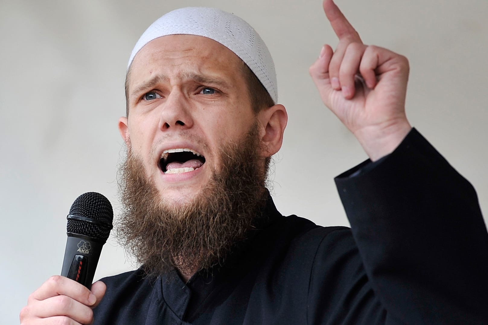 Der Salafistenprediger Sven Lau alias Abu Adam muss wegen Unterstützung einer Terrororganisation eine Haftstrafe verbüßen.