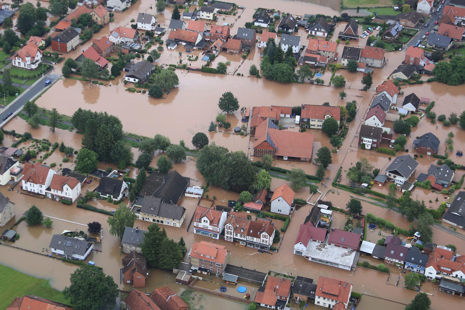 Hochwasser steht in den Straßen von Rühden (Niedersachsen), einem Stadtteil von Seesen. Dauerregen hat im südlichen Niedersachsen in einigen Orten zu Überschwemmungen geführt.
