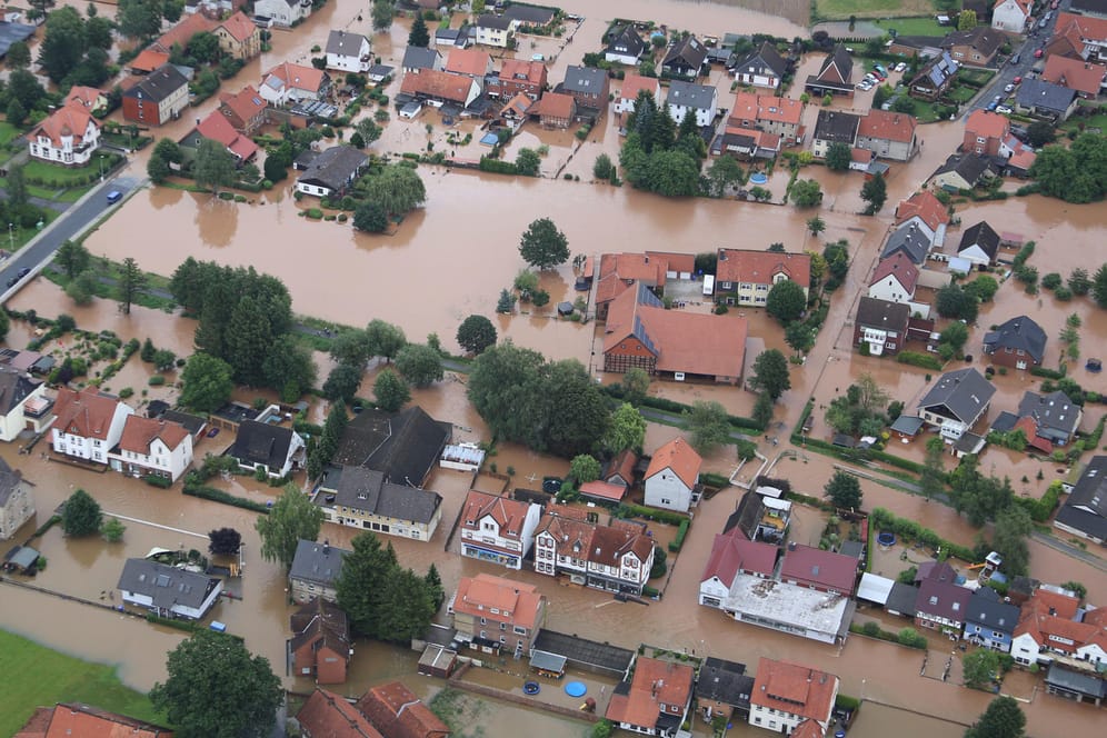 Hochwasser steht in den Straßen von Rühden (Niedersachsen), einem Stadtteil von Seesen. Dauerregen hat im südlichen Niedersachsen in einigen Orten zu Überschwemmungen geführt.