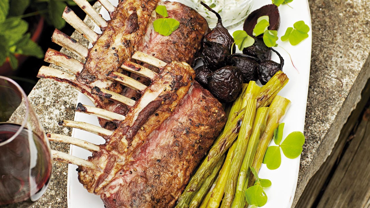 Gegrillter, grüner Spargel und rote Beete passen hervorragend zu Fleischgerichten.