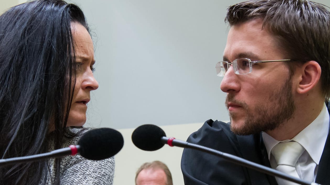 Beate Zschäpe muss sich vor Gericht wegen der Taten der Terrororganisation "Nationalsozialistischer Untergrund" rechtfertigen. Beate Zschäpe muss sich vor Gericht wegen der Taten der Terrororganisation "Nationalsozialistischer Untergrund" rechtfertigen.