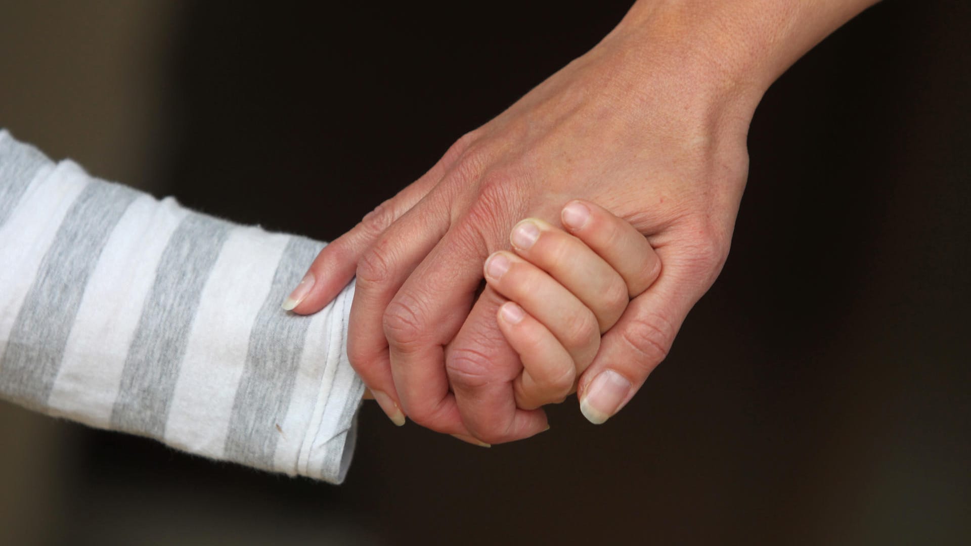 Wenn die Eltern unerwartet sterben, bestimmt das Familiengericht über die weitere Sorge, außer es liegt eine Sorgerechtsverfügung vor.