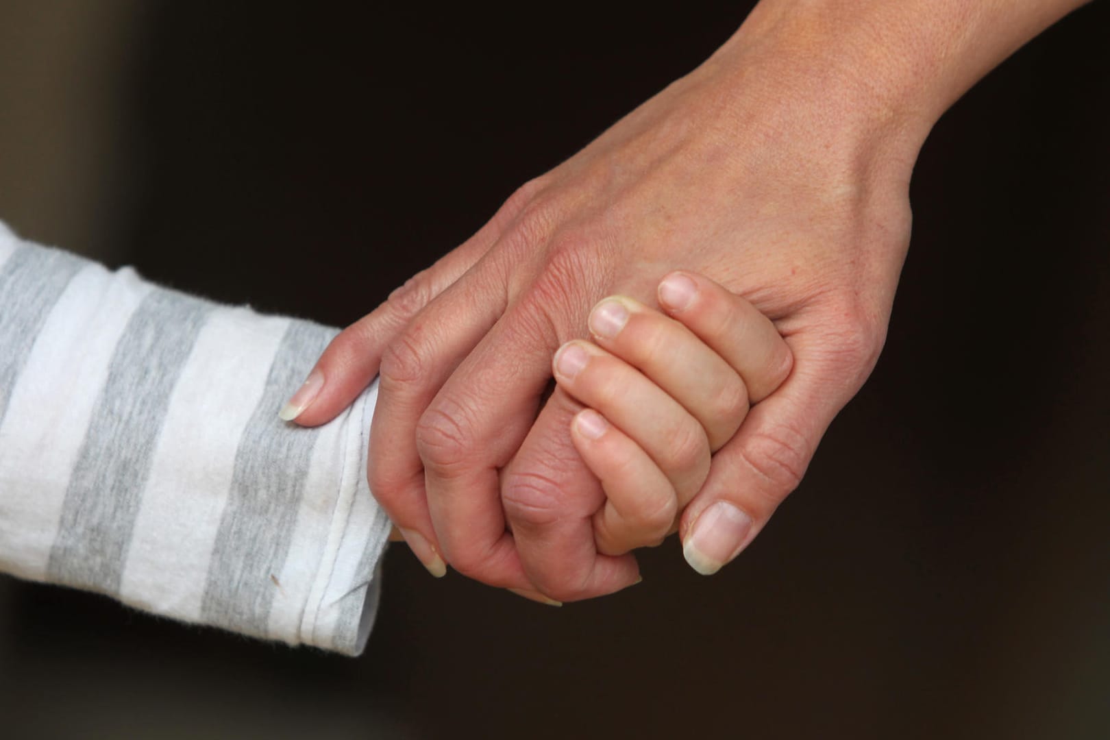 Wenn die Eltern unerwartet sterben, bestimmt das Familiengericht über die weitere Sorge, außer es liegt eine Sorgerechtsverfügung vor.