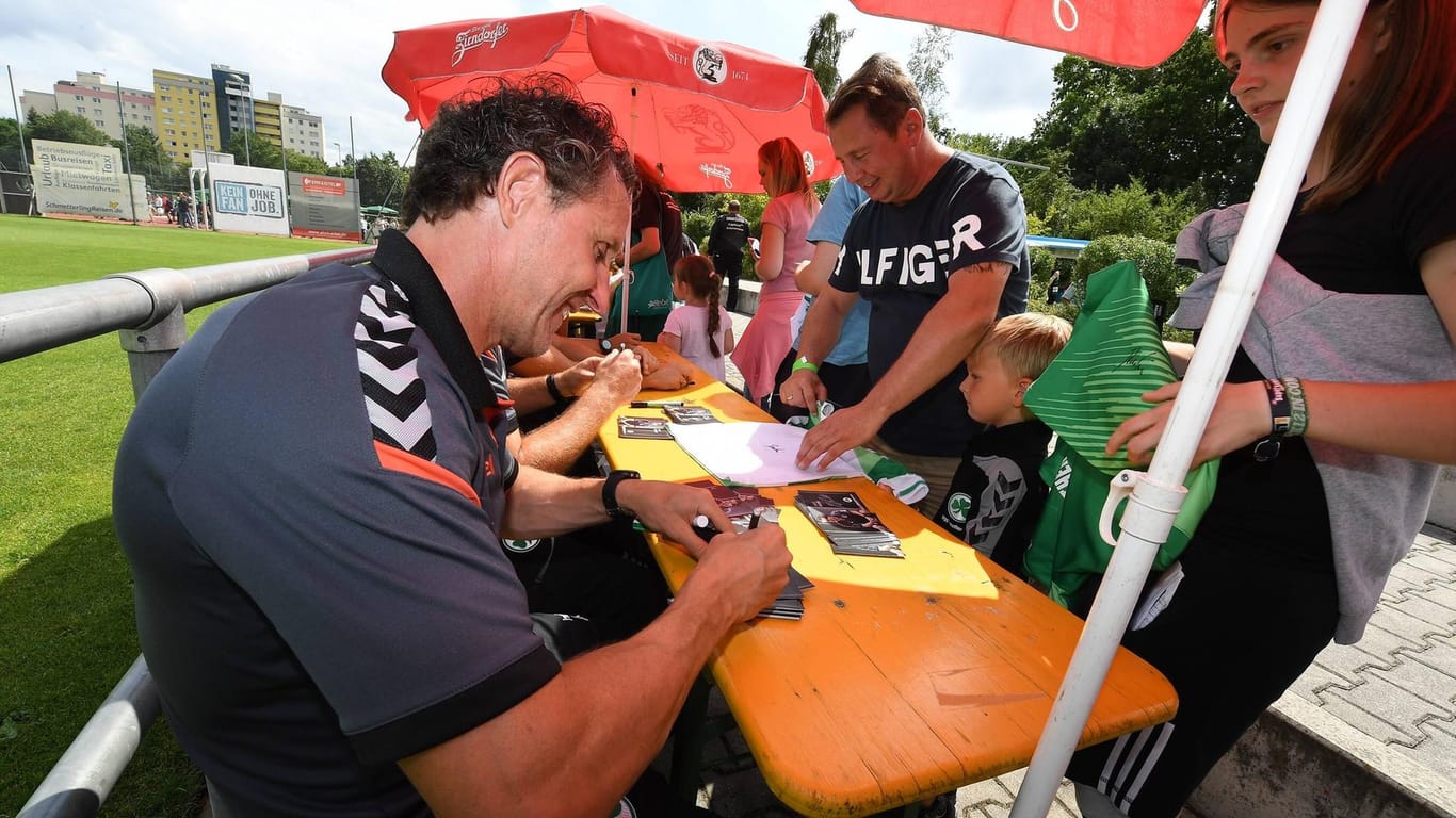 Autogramme von Trainer Janos Radoki sind bei den Fürther Fans heiß begehrt.