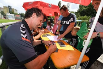 Autogramme von Trainer Janos Radoki sind bei den Fürther Fans heiß begehrt.