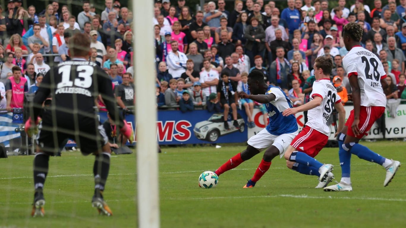 Kiels Kingsley Schindler zieht im Test gegen den HSV ab.