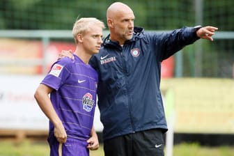 Aues neuer Trainer Thomas Letsch erklärt Vincent Michl seine Aufgaben nach der Einwechslung.