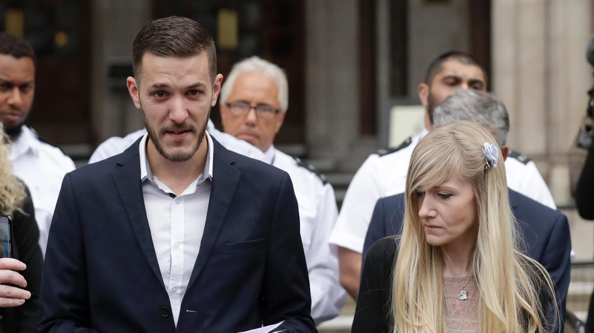 Chris Gard und Charlie Gard, die Eltern von Charlie, vor dem High Court in London.