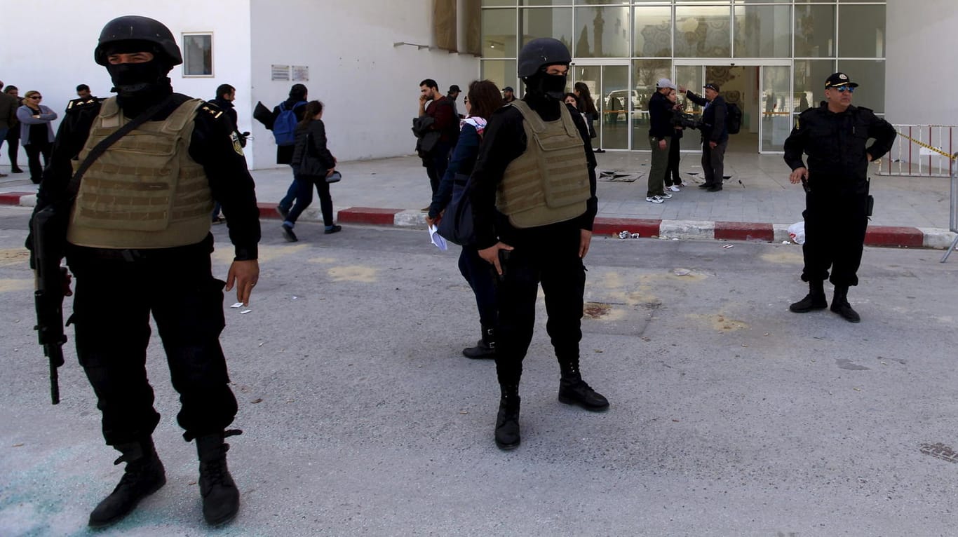 Tuneische Polizisten bewachen den Eingang des Bardo-Museum in Tunis nach dem islamistischen Terroranschlag im März 2015 – bei der Attacke starben 24 Menschen.
