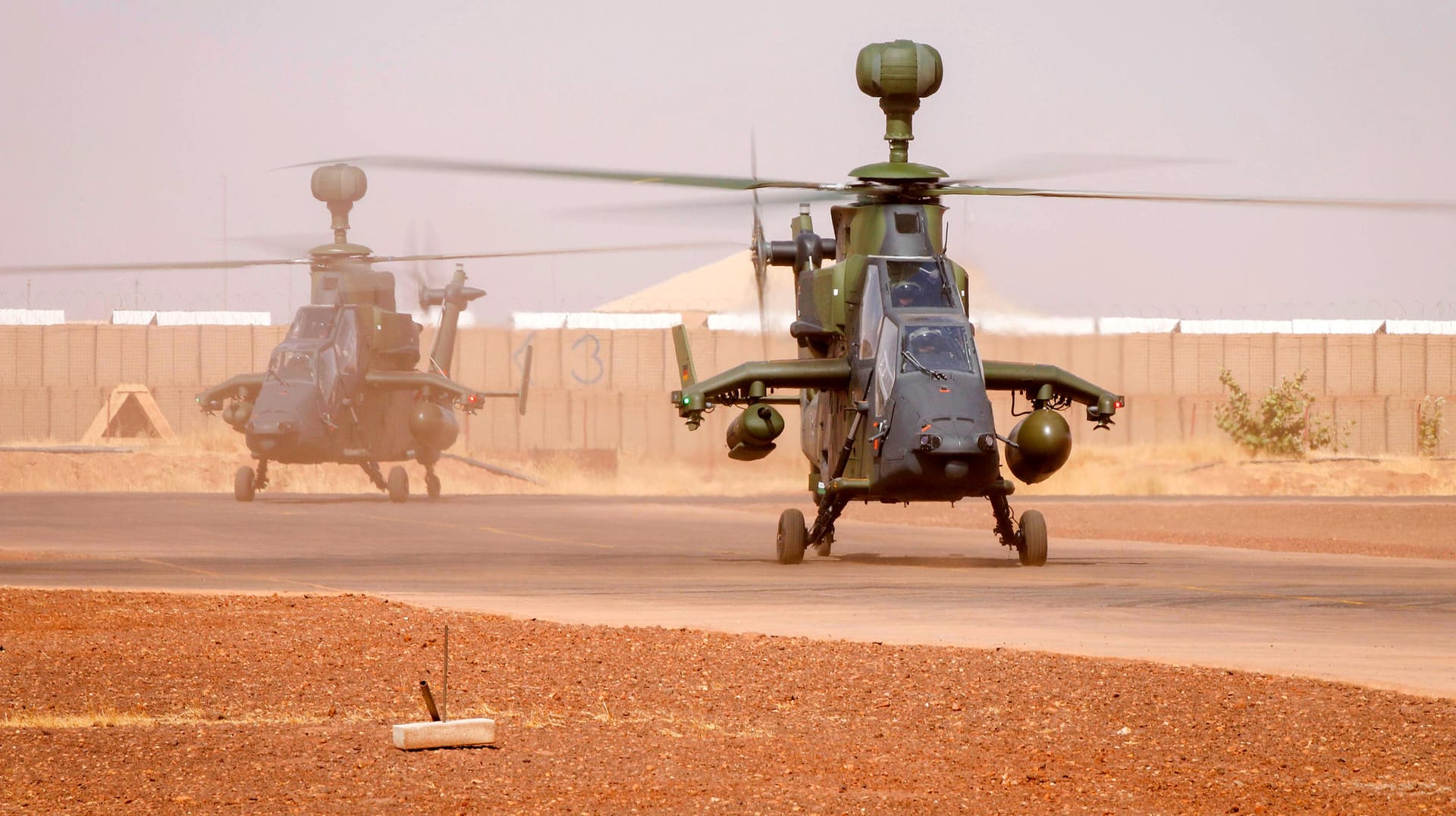 Zwei Tiger-Kampfhubschrauber auf dem Bundeswehr-Stützpunkt in Gao. Im Norden Malis sind dort vier Tiger stationiert. Zwei Tiger-Kampfhubschrauber auf dem Bundeswehr-Stützpunkt in Gao. Im Norden Malis sind dort vier Tiger stationiert.