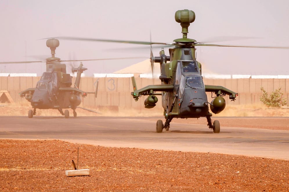 Zwei Tiger-Kampfhubschrauber auf dem Bundeswehr-Stützpunkt in Gao. Im Norden Malis sind dort vier Tiger stationiert.