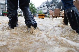 Der Dauerregen hatte am Mittwoch den Marktplatz in Goslar geflutet.