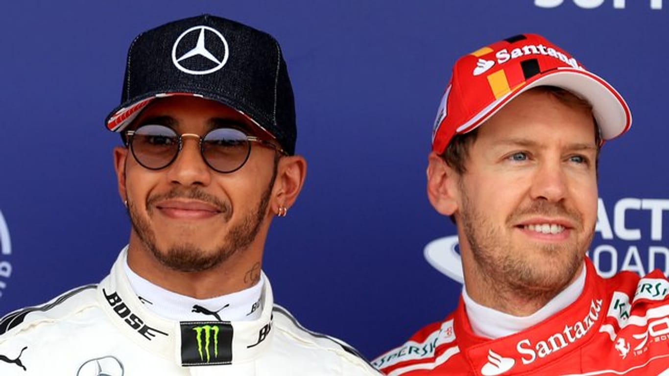 Der Vorsprung von Sebastian Vettel (r) gegenüber Lewis Hamilton ist stark geschrumpft.