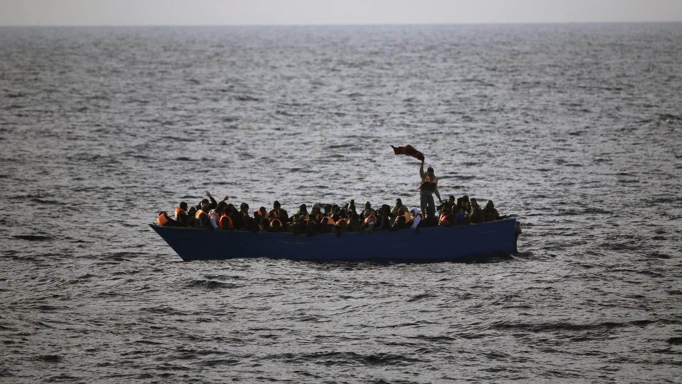 Bootsflüchtlinge rufen auf dem Mittelmeer um Hilfe. Sie sitzen etwa 30 Kilometer von Sabratha in Libyen entfernt auf ihrem Boot fest.