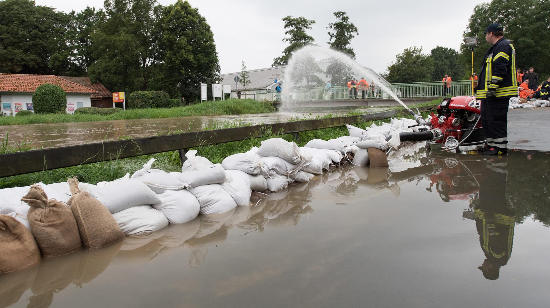 In Hildesheim hofft die Feuerwehr, dass die Sandsack-Barrikaden halten.