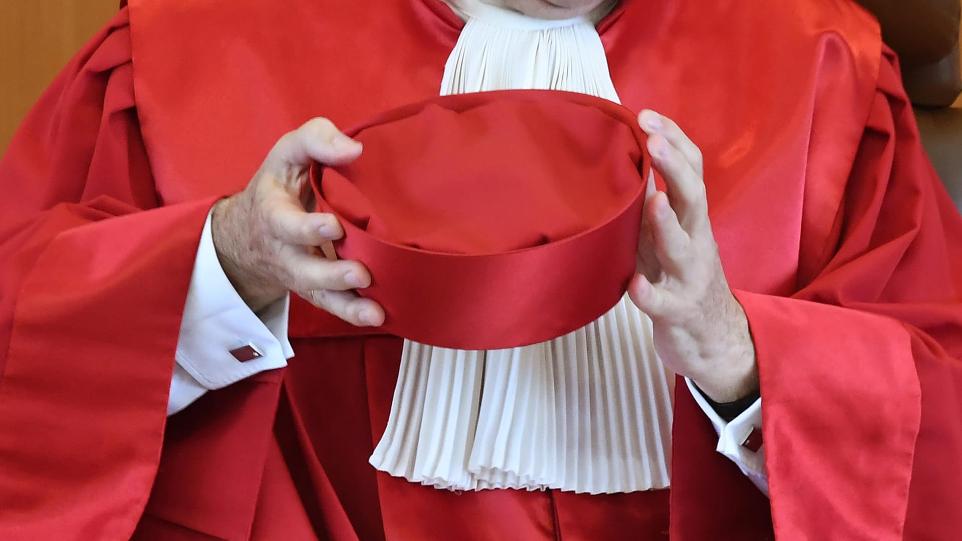 Das Bundesverfassungsgericht bestätigt die bisherige Praxis der Abschiebung von Gefährdern. Das Bundesverfassungsgericht bestätigt die bisherige Praxis der Abschiebung von Gefährdern.