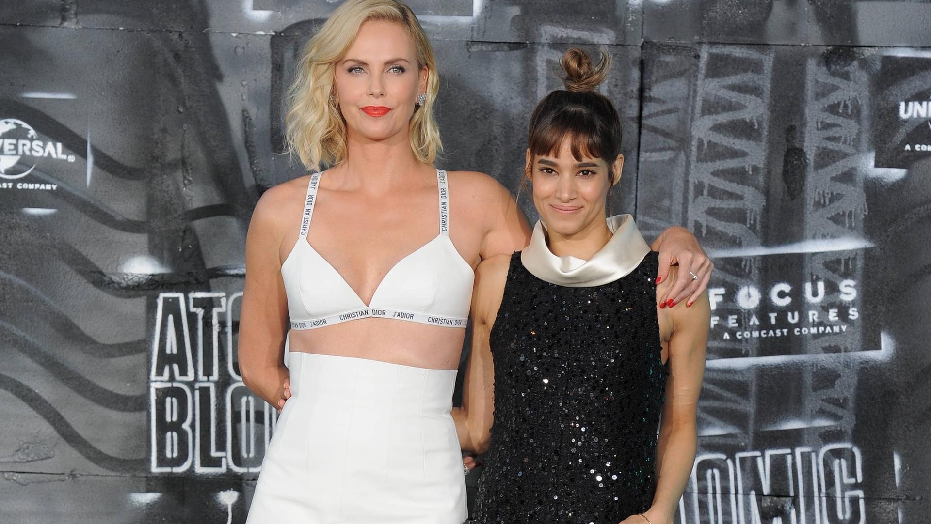 Zwischen Charlize Theron und Sofia Boutella sprühen im Film die Funken.