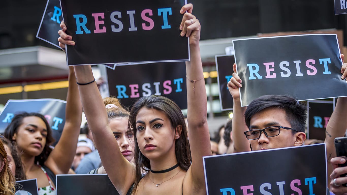 Tausende Menschen demonstrierten am Mittwoch in New York gegen Donald Trumps Ankündigung, Transgender aus der US-Armee auszuschließen.