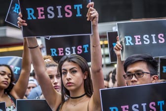 Tausende Menschen demonstrierten am Mittwoch in New York gegen Donald Trumps Ankündigung, Transgender aus der US-Armee auszuschließen.