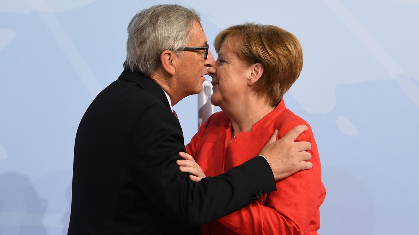 Bundeskanzlerin Angela Merkel (CDU begrüßt EU-Kommissionspräsident Jean-Claude Juncker.