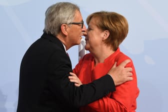 Bundeskanzlerin Angela Merkel (CDU begrüßt EU-Kommissionspräsident Jean-Claude Juncker.
