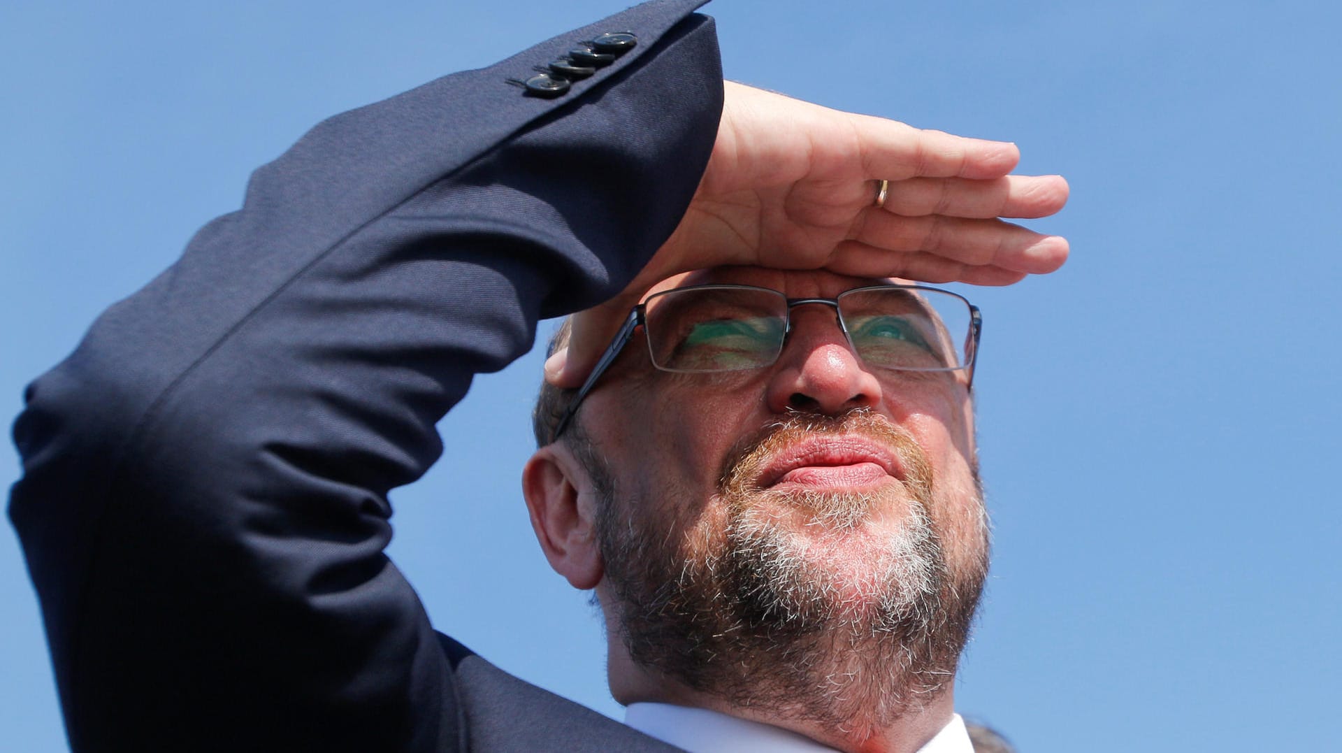 Martin Schulz in Italien im Hafen von Catania.