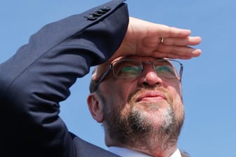 Martin Schulz in Italien im Hafen von Catania.