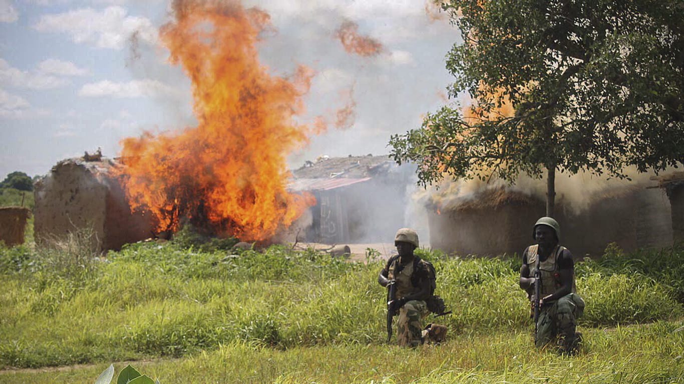 Im Juli 2015 legten nigerianische Soldaten Feuer in einem Camp der Boko-Haram-Rebellen in Chuogori.